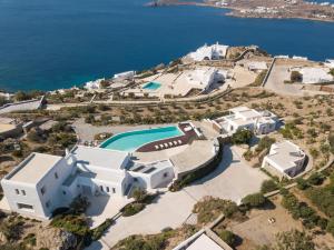 米克诺斯城Alia Luxury Villa Mykonos的享有山上房屋的空中海景