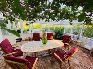 乌尔里瑟港Brunns Lake House的庭院配有木桌和椅子