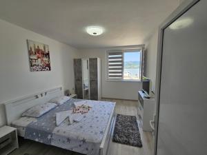 下米拉诺瓦茨Apartman Jovanovic的一间小卧室,配有床和窗户