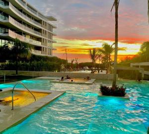 卡塔赫纳Morros Zoe - Beautiful Apartment on Manzanillo Beach的游泳池里有人的度假游泳池