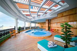 多哈艾尔瑞安瑞塔杰酒店的一座带天花板的建筑中的大型室内游泳池