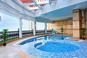多哈艾尔瑞安瑞塔杰酒店的大型建筑中的大型游泳池