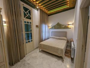 突尼斯Dar Hamouda Guest House - Médina de Tunis的一间小卧室,配有床和窗户