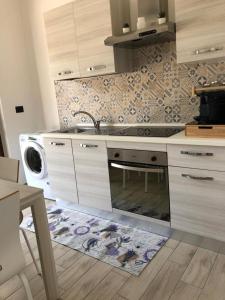 桑吉内托B&B Il Castello的厨房配有水槽和洗衣机