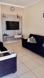 塞拉内格拉RANCHO KWILL的带沙发和平面电视的客厅