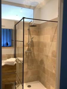 沙布利Maison cœur de Chablis的浴室里设有玻璃门淋浴