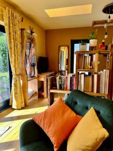 Donington on BainThe Vikings Retreat的客厅配有绿色沙发和书籍