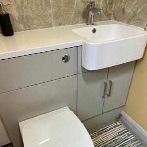 Donington on BainThe Vikings Retreat的浴室配有白色水槽和卫生间。