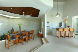 塞米亚克Villa KMEA 4的厨房以及带桌椅的用餐室。