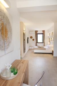 佩斯基奇Borgo del Nespolo的大房间设有一张床铺和一张桌子