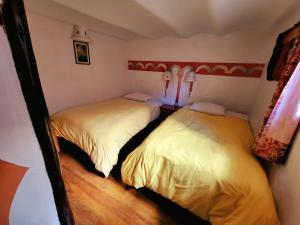库斯科La Casa de Campo的小型客房配有两张床,
