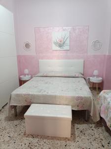 巴格里亚Holiday home La Rinascita的一间卧室配有一张粉红色墙壁的床