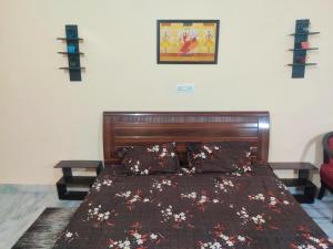 斋浦尔Luxurious 3BHK Urban Retreat Homestay的一间卧室配有一张带木制床头板的床
