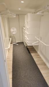 林雪平Tift bossgård的一间空房间,配有白色橱柜和地毯