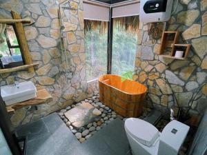 和平PuBin Paradise的带浴缸和水槽的石质浴室
