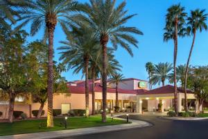 凤凰城Courtyard by Marriott Phoenix North的前面有棕榈树的酒店