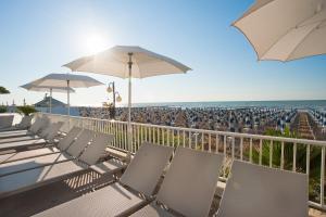 利多迪耶索罗加那利酒店的海滩上带椅子和遮阳伞的阳台