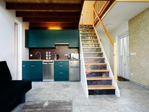 库多瓦-兹德鲁伊Domki Adamus的绿色橱柜厨房的楼梯