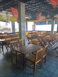 拉利伯塔德Playa El Obispo E La Marea building La Libertad的用餐室配有木桌和椅子