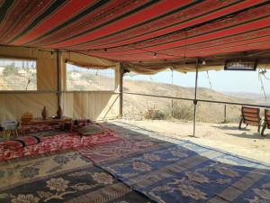 阿拉德Desert's Edge Eco Tent的享有沙漠景致的大型帐篷
