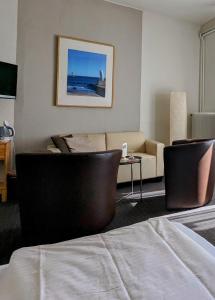 吕贝克瑞士屋酒店 的客厅配有沙发和桌子