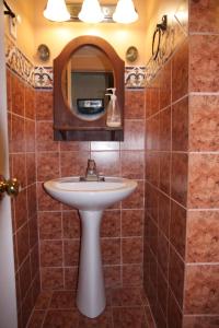 金斯顿O'Brien House的一间带水槽和镜子的浴室