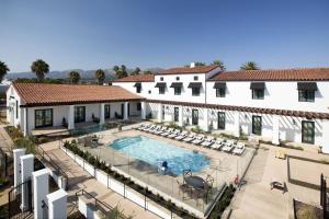 圣巴巴拉Moxy Santa Barbara的享有酒店空中美景,设有游泳池