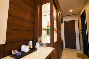 曼达莫尼Shanti Seaview Resort & Spa的厨房配有带水槽和镜子的台面