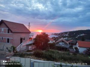 尤塔哈Дом для семейного отдыха в Утехе, Черногория的落日,在住宅区内