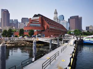 波士顿Location+Comfort+Convenience的享有河流和建筑的城市美景