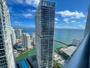 迈阿密Sun&Sea IconBrickell Unit的从摩天大楼的窗户欣赏到城市美景