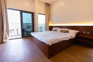 QurayyahHorizon Villa的一间卧室设有一张床和一个大窗户