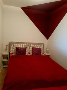 阿尔特瑙CrisAnd 3 Panoramic的一间卧室配有红色的床和红色毯子