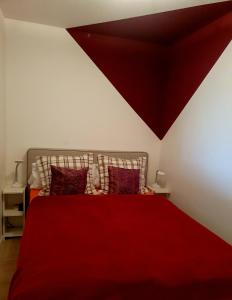 阿尔特瑙CrisAnd 3 Panoramic的一间卧室配有红色的床、红色床单和枕头
