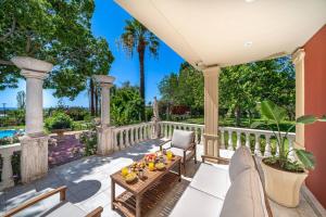 阿尔戈斯托利翁Gaia Residences with lush garden and pool的一个带桌椅和围栏的庭院