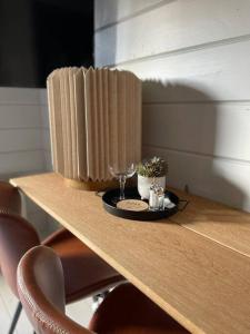 劳马Suloinen luhtirakennus Randla的一张木桌,上面有盘子和眼镜
