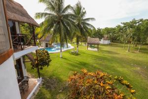 切图马尔玛雅秘密精品酒店 的享有庭院的空中景致,设有游泳池