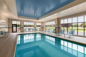梅卡尼克斯堡西哈里斯堡/梅卡尼克万豪广场套房酒店的一座蓝色的大游泳池