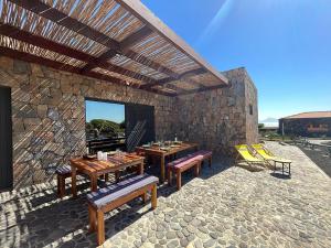 波多诺伏Vila Babosa的庭院设有长凳、桌子和石墙