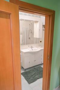 科拉托giardini di alabastro的一间带水槽和镜子的浴室