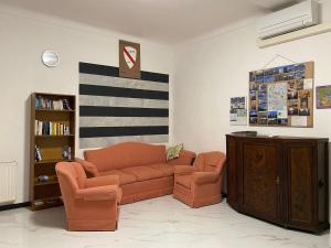 热那亚Casa Mi Tu的带沙发和书架的客厅