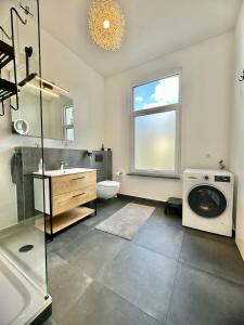 奥尔登堡Exklusives City-Apartment im Herzen Oldenburgs mit Balkon und Parkplatz A36的一间带水槽和洗衣机的浴室