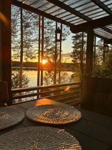 约恩苏Cityvilla on the shore of Lake Haapajärvi的庭院配有桌子,享有日落美景