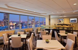 巴尔的摩喜来登内港酒店的一间带桌椅的市景餐厅