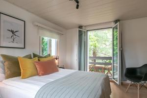 圣加仑Inn Joy Apartments - Sankt Gallen West的一间带大床的卧室和一个阳台