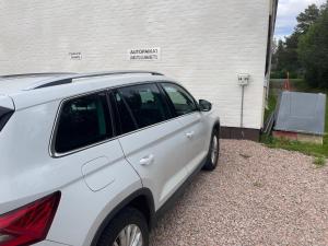 索丹屈莱Holiday Home Sodankylä的停在大楼前的白色汽车