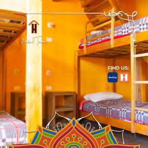 拉塔昆加Hostal Café Tiana的一间设有两张双层床的房间和一个阅读标志,