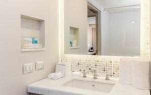 提华纳提华纳汉普顿希尔顿酒店的白色的浴室设有水槽和镜子