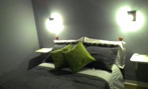 乌玛瓦卡Hostal El Farolito的卧室配有一张带两盏灯的墙壁床。