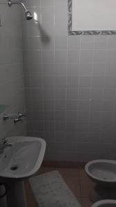 乌玛瓦卡Hostal El Farolito的一间带水槽和卫生间的浴室